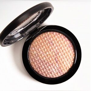MAC Mineralize skinfinish perfect topping shade lightness of being - Limited Ed